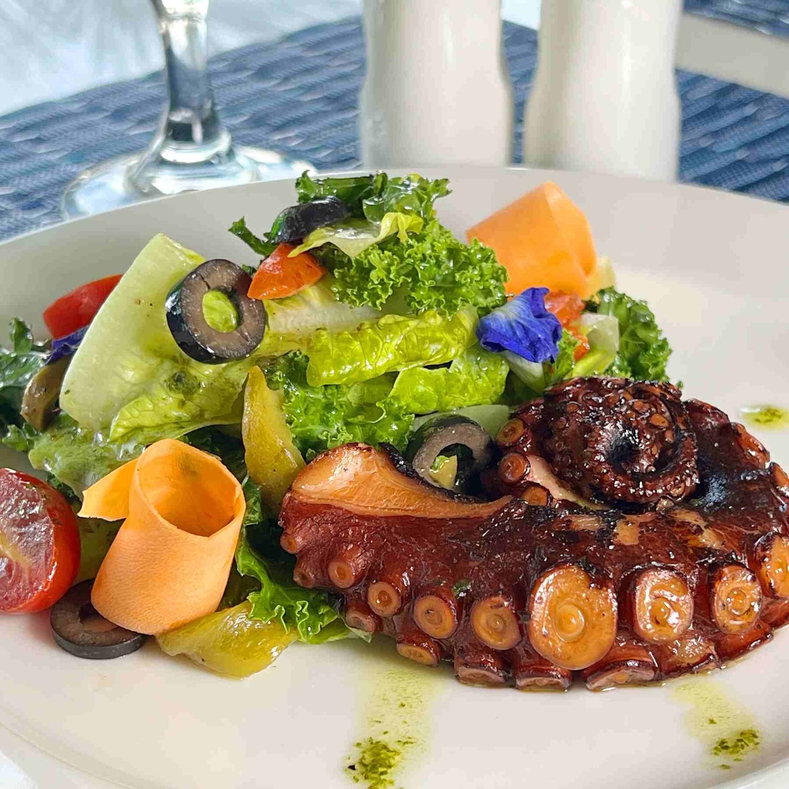 where to eat in tagaytay with view