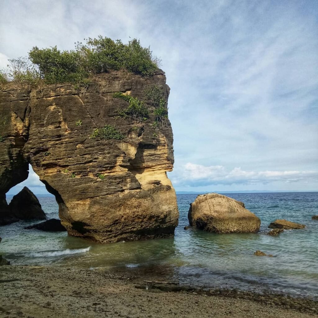 Maniwaya Island photo 2026