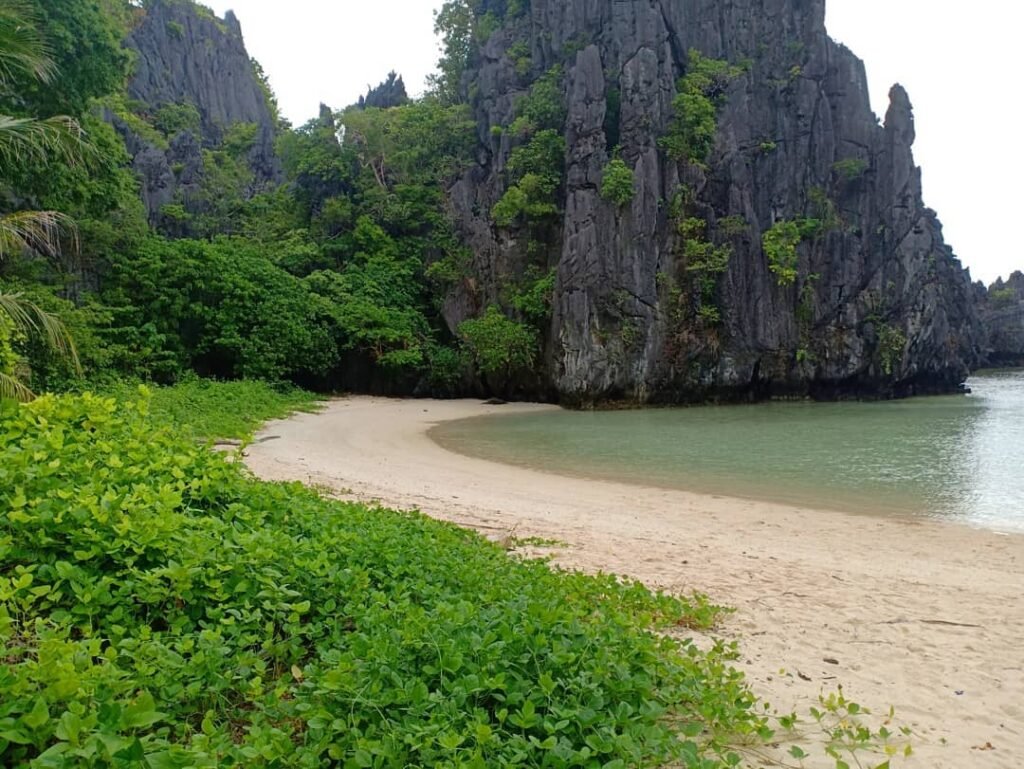 Hidden beach in el nido