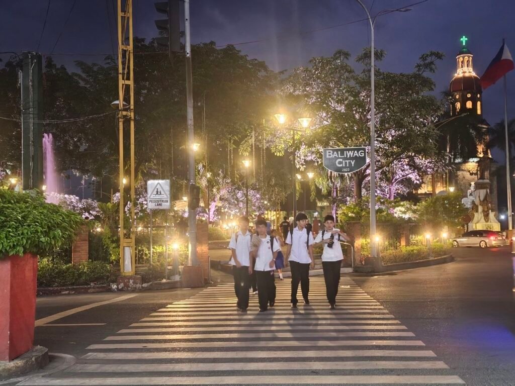 Under the Streetlights, Along the Plazza